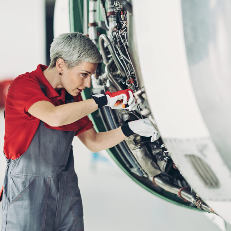Femme travaillant dans l'industrie